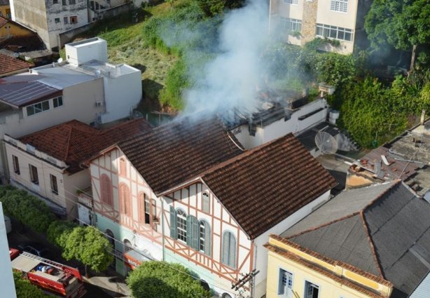 As chamas começaram em um cômodo nos fundos do imóvel