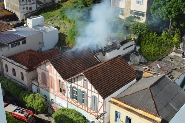 As chamas come&ccedil;aram em um c&ocirc;modo nos fundos do im&oacute;vel