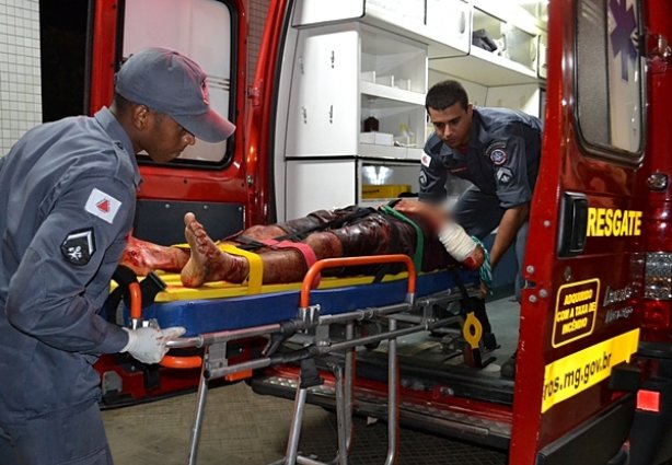 O Corpo de Bombeiros compareceu ao local e fez o resgate do rapaz ferido até o Hospital São Paulo (Fotos: Rádio Muriaé)