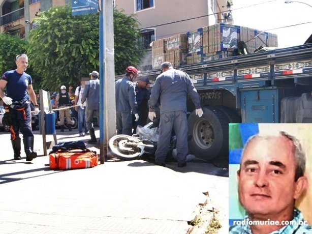 O condutor da motocicleta caiu durante a curva entre os eixos traseiros do caminh&atilde;o 