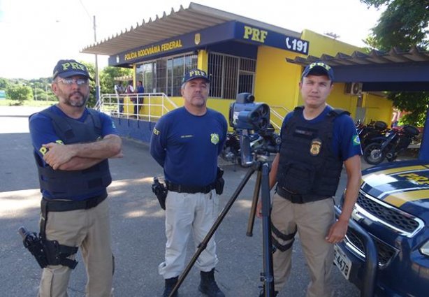 Equipe de policiais rodoviários exibe um dos novos radares que começam a ser utilizados