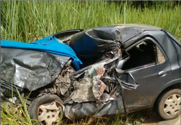 O motorista do Celta foi encontrado sem vida pelos Bombeiros que atenderam ao chamado