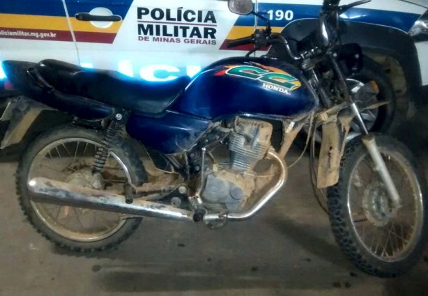 A motocicleta foi furtada em Santana de Cataguases e estava sendo conduzida por um adolescente de 15 anos de idade