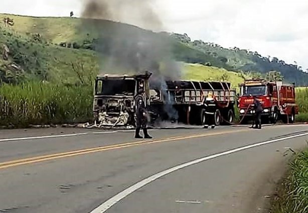 O fogo começou em uma das rodas após o pneu ter estourado