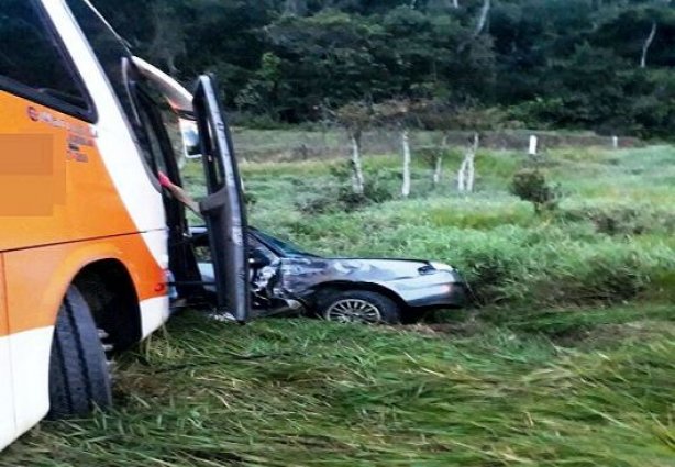 O ônibus ficou atravessado com a traseira na pista e foi retirado por um reboque