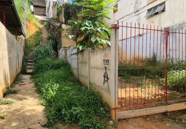 O esgoto cai neste terreno ao lado da entrada do escadão e segue até a rua