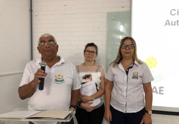 O presidente da Apae, Adão Cardoso; a Assistente Social Maria Angélica Madelae a diretora pedagógica Rosimere Helena de Souza