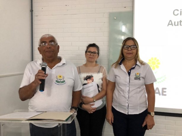 O presidente da Apae, Ad&atilde;o Cardoso; a Assistente Social Maria Ang&eacute;lica Madelae a diretora pedag&oacute;gica Rosimere Helena de Souza