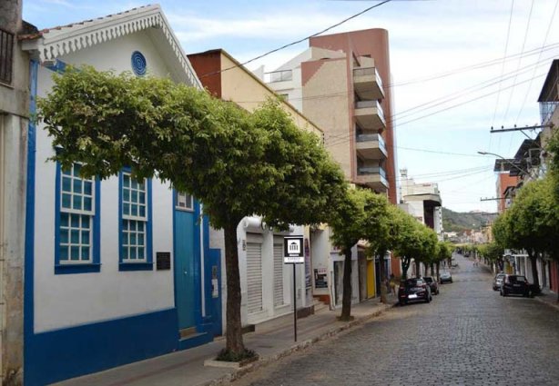 Em primeiro plano à esquerda, o Espaço Augusto dos Anjos, na rua Cotegipe, centro de Leopoldina