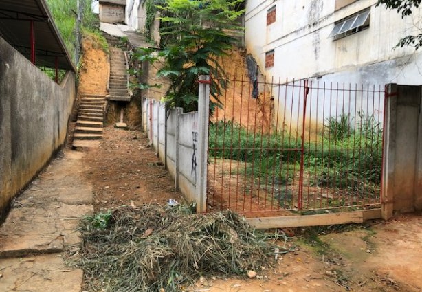 O mato foi cortado e o local limpo, mas o esgoto ainda corre a céu aberto