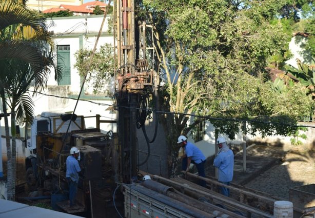 Profissionais da Copasa realizam o trabalho de perfuração dos poços artesianos em Recreio