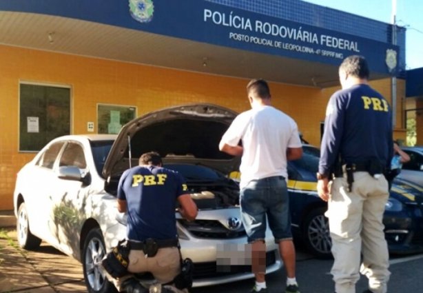 O veículo foi roubado há sete meses no estado de São Paulo e o motorista foi detido para averiguações