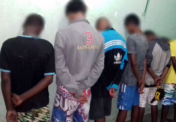 Os adolescentes roubaram um cordão de prata e ainda arremessaram uma pedra contra a vítima