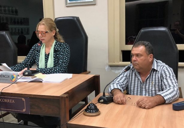 Os vereadores Maria Ângela e Mauro Ruela na abertura da Audiência Pública sobre cessão do Idaic para a Faculdade Sudamérica