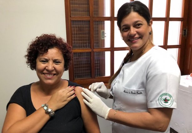 A advogada Janete Mouzinho recebe a dose de vacina da enfermeira Mariana, da Caixa de Assistência dos Advogados