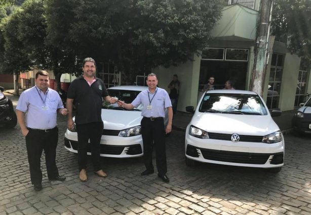 Funcionários da concessionária Volkswagen em Cataguases foram a Itamarati e entregaram as chaves dos veículos ao prefeito Hamilton