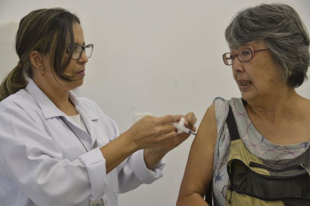 Dia D de vacina&ccedil;&atilde;o contra a gripe incentiva o p&uacute;blico alvo a ser imunizado (Foto: Rovena Rosa/Ag&ecirc;ncia Brasil)