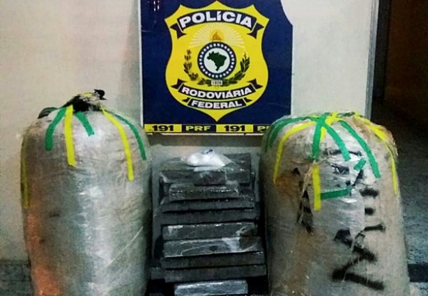 A droga encontrada na carroceria da caminhonete foi apreendida pelos policiais rodoviários