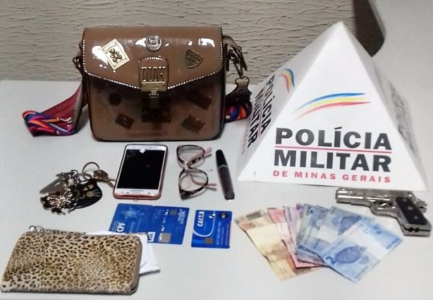 A bolsa e os objetos foram recuperados pelos policiais militares