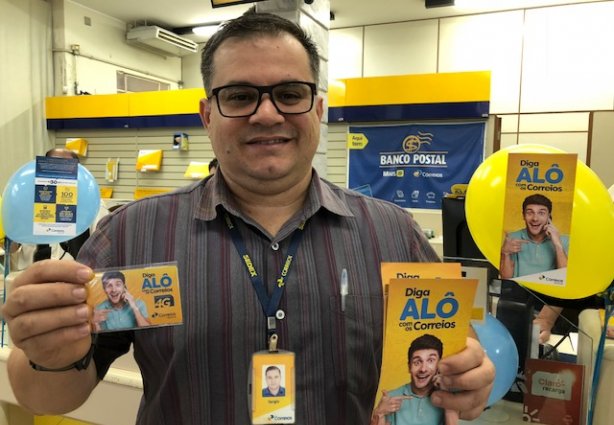 O gerente dos Correios em Cataguases, Sérgio Guimarães, mostra o chip e folder do novo serviço de telefonia celular