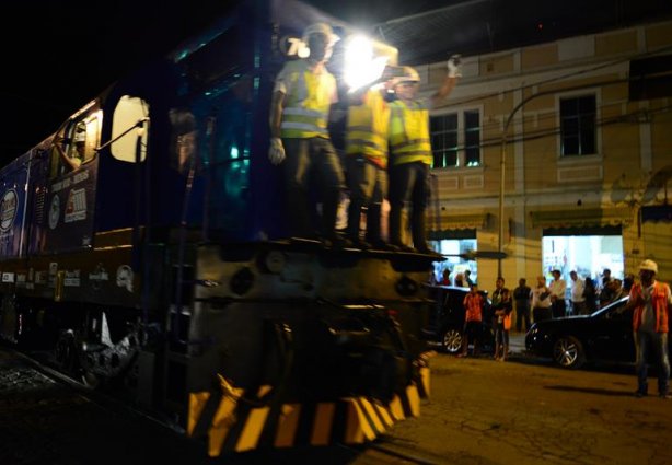 O trem foi recebido com fogos e aplausos pela população ansiosa por conhecer a nova atração turística da região