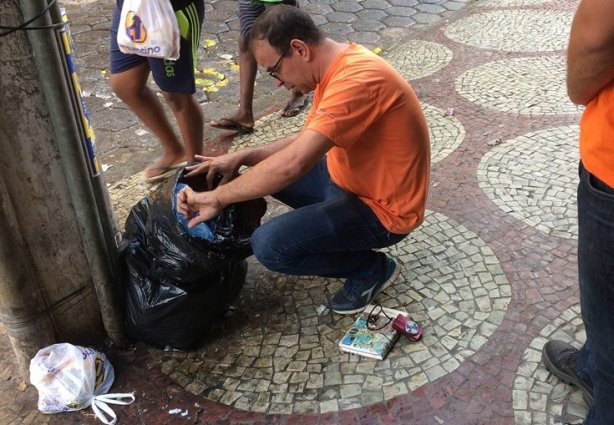 Há uma lei municipal que determina a colocação do lixo na rua uma hora antes dele ser recolhido