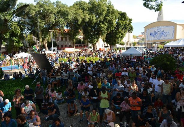 Uma multidão tomou conta da praça Santa Rita para participar do sorteio de prêmios esta tarde