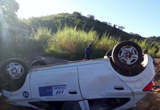 O carro parou com as rodas para cima, após capotar. Causas serão investigadas