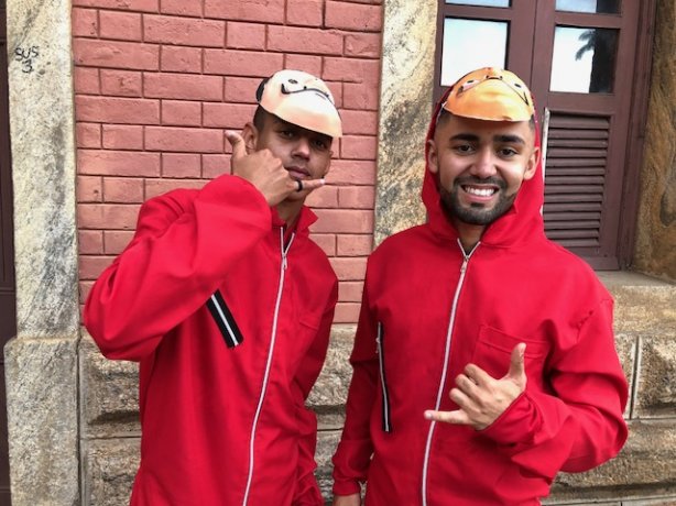 Davia Morais e Vinicius Almeida, os vloguers gravaram um v&iacute;deo na esta&ccedil;&atilde;o ferrovi&aacute;ria