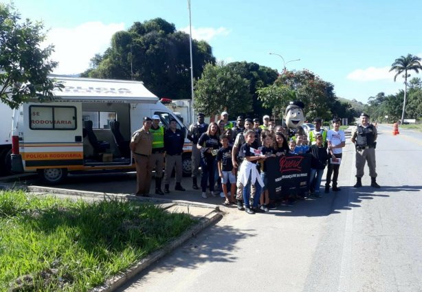 A campanha Maio Amarelo esteve nesta manhã de terça-feira no posto da Polícia Militar Rodoviária em Dona Euzébia