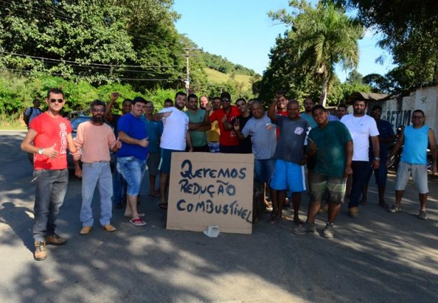 Na saída de Cataguases há um grupo de caminhoneiros fechando a passagem de caminhões de carga