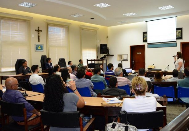 O Plenário da Câmara Municipal foi todo ocupado pelo público que assistiu atentamente à palestra