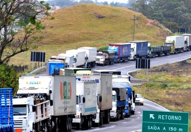 Em Muriaé a fila de caminhões parados à margem das rodovias é imensa. Movimento grevista não tem data para terminar