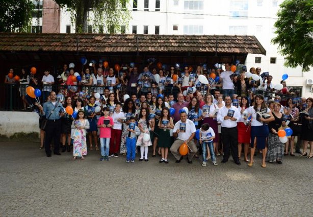 Adventistas do Sétimo Dia fazem doação de livro e revista infantil na região central da cidade