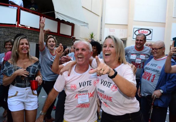 Adriane e Klebinho comemoram a vitória junto com os seus apoiadores logo após a divulgação oficial do resultado