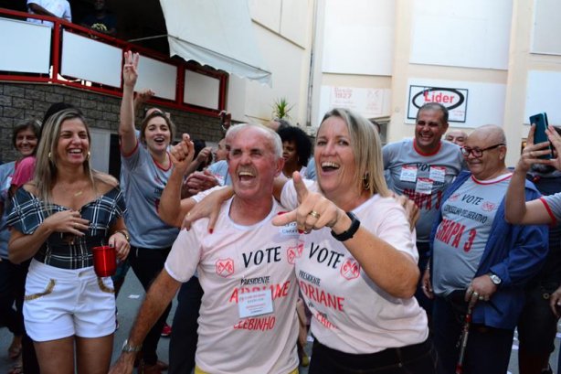 Adriane e Klebinho comemoram a vit&oacute;ria junto com os seus apoiadores logo ap&oacute;s a divulga&ccedil;&atilde;o oficial do resultado