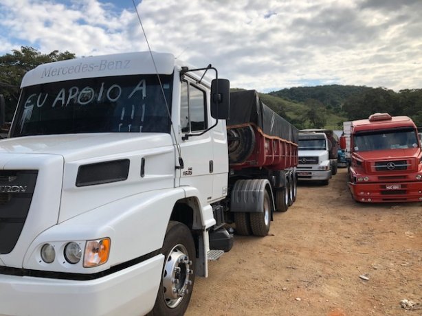 Na entrada do Bairro S&atilde;o Diniz, em Cataguases, caminhoneiros mant&eacute;m a paralisa&ccedil;&atilde;o