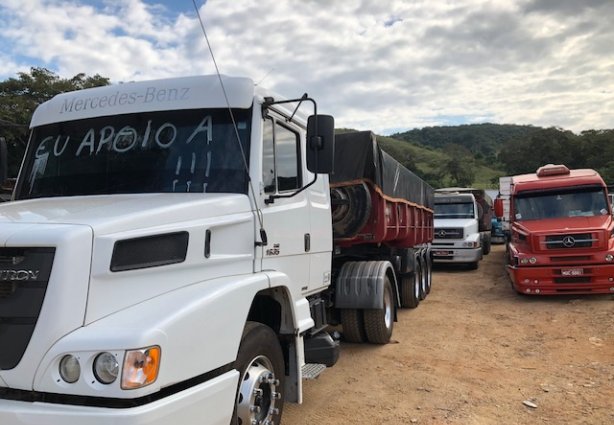 Na entrada do Bairro São Diniz, em Cataguases, caminhoneiros mantém a paralisação