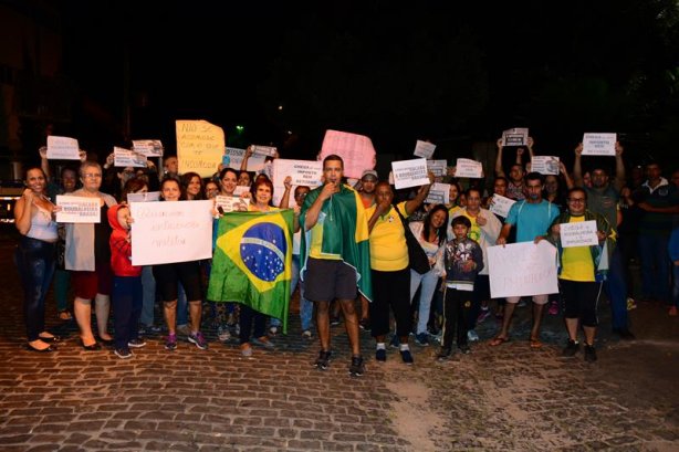 O grupo se reuniu antes de iniciar a passeata e em seguida foi at&eacute; &agrave; entrada do Bairro S&atilde;o Diniz