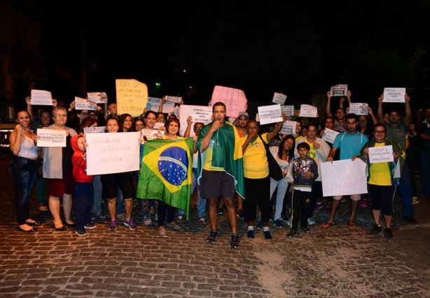 O grupo se reuniu antes de iniciar a passeata e em seguida foi até à entrada do Bairro São Diniz