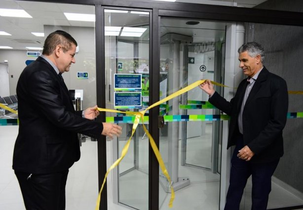 César e Camilo cortam a fita inaugural da agência reformada do Sicoob Coopemata em Leopoldina