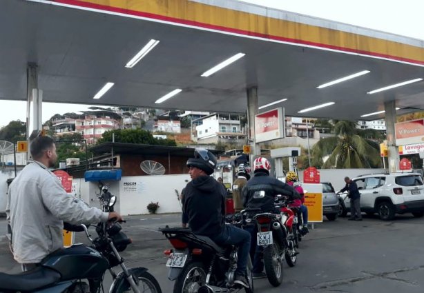 A fila no Posto Modelo começou ainda de madrugada e se estendeu até a entrada do bairro Paraiso