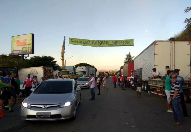 Manhã do último dia do movimento grevista dos caminhoneiros em Visconde do Rio Branco