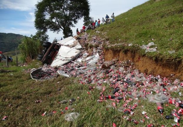 O motorista não sobreviveu e seu ajudante foi socorrido pelo SAMU