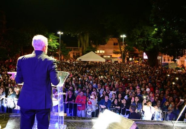 O Pastor Cláudio Duarte, a principal atração da noite, falou para uma multidão na Praça Rui Barbosa