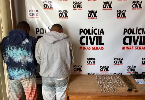 Dois jovens foram presos e drogas apreendidas em imóveis usados por eles, revelou a Polícia Civil