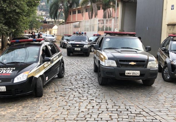 As viaturas deixaram a delegacia pouco depois das 8h30min levando os suspeitos para o Hospital onde fizeram exames médicos