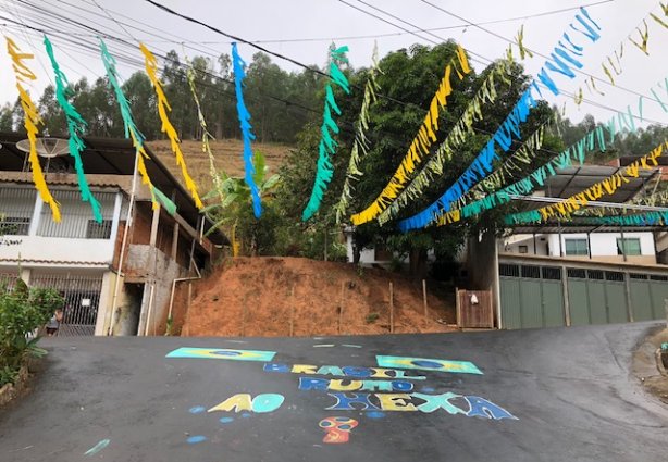 A rua foi pintada e recebeu ornamentação aérea em toda a sua extensão