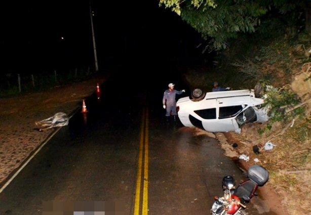 As duas pessoas que estavam no veículo ficaram levemente feridas. O cavalo corria o risco de ser sacrificado