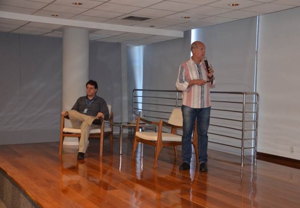 Eduardo Mantovani, em pé, e Fernando Costalonga, sentado, durante o encontro com jornalistas da região